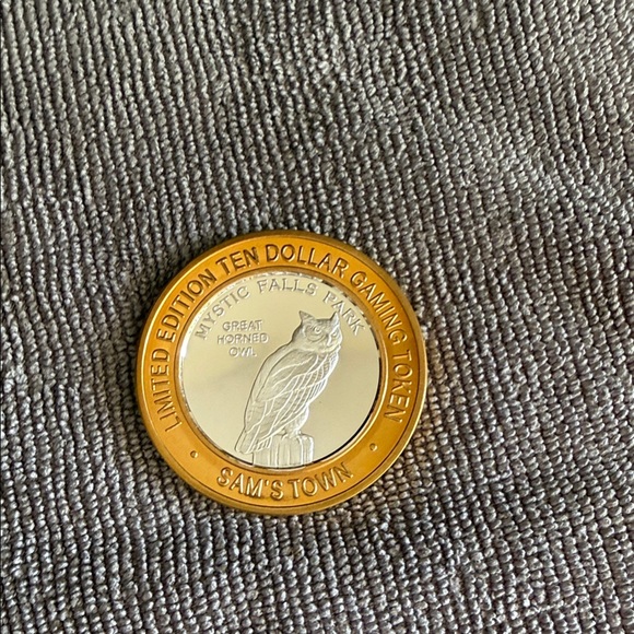 Sam's Town Limited Edition $10 Gaming Token - Gold & Silver